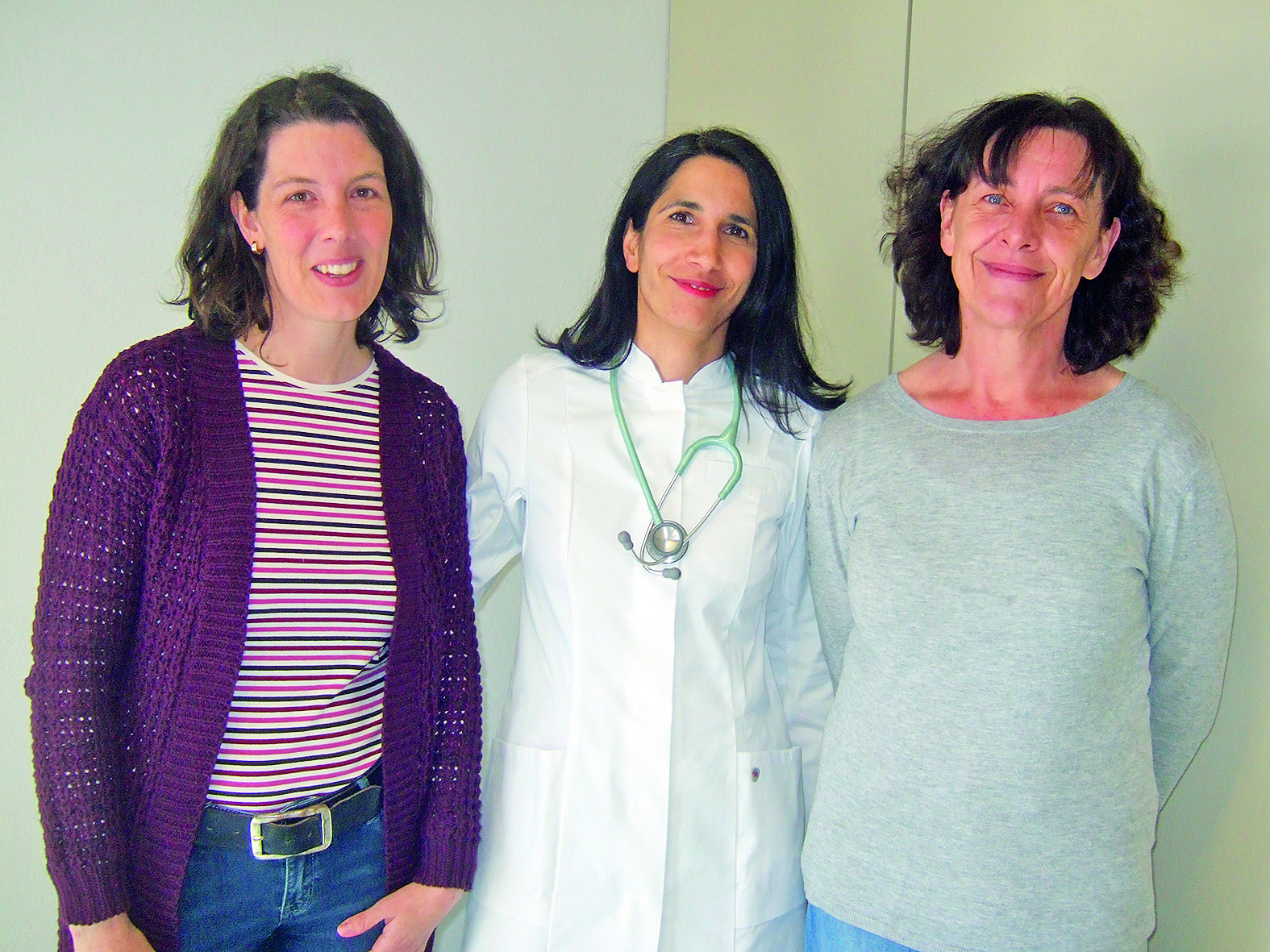 Ordinationsassistentin Marion Steiner-Amadori (l.) und Raumpflegerin Judith K&ouml;ll (r.) mit Dr. Elisabeth Schuster.