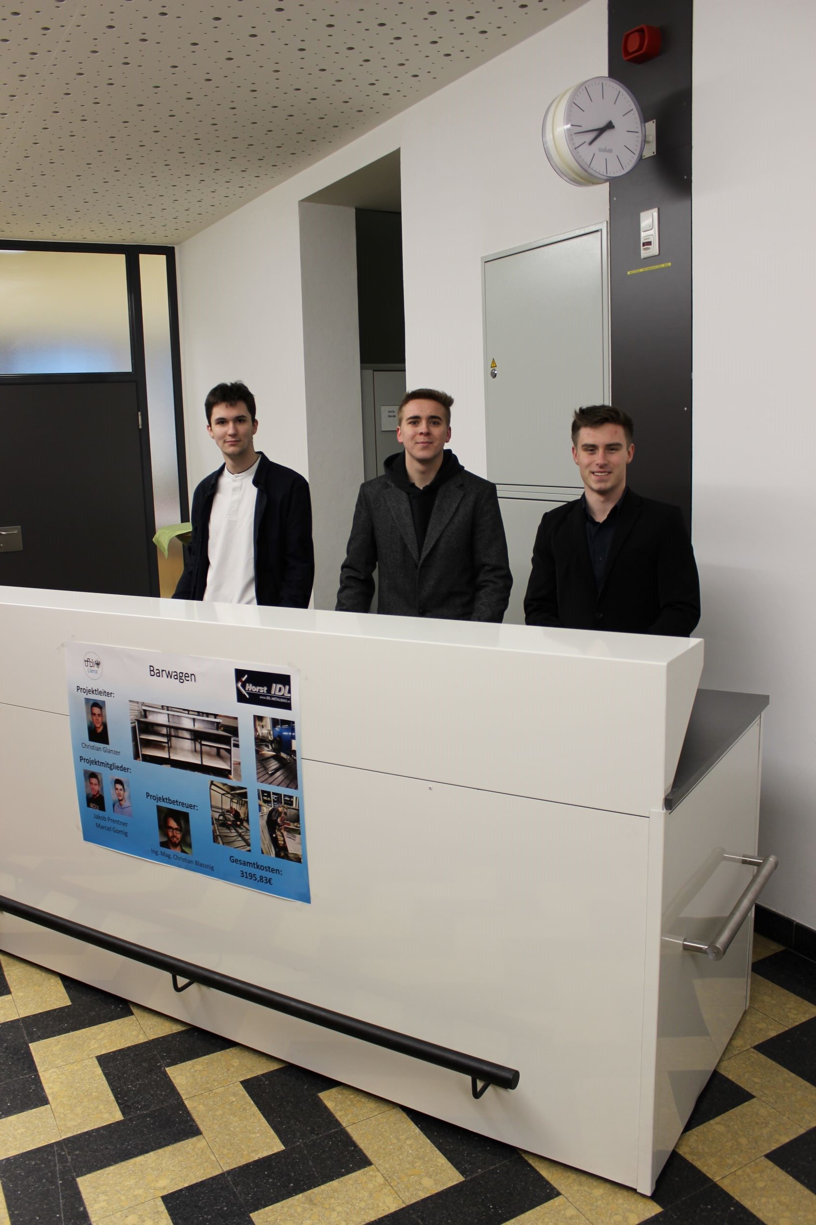 Christian Glanzer, Marcel Gomig und Jakob Prentner sind Lehrlinge der Firma Horst Idl Metallbau und &uuml;berlegten sich, wie man einen mobilen Barwagen planen und fertigen k&ouml;nnte. Foto: FBS Lienz