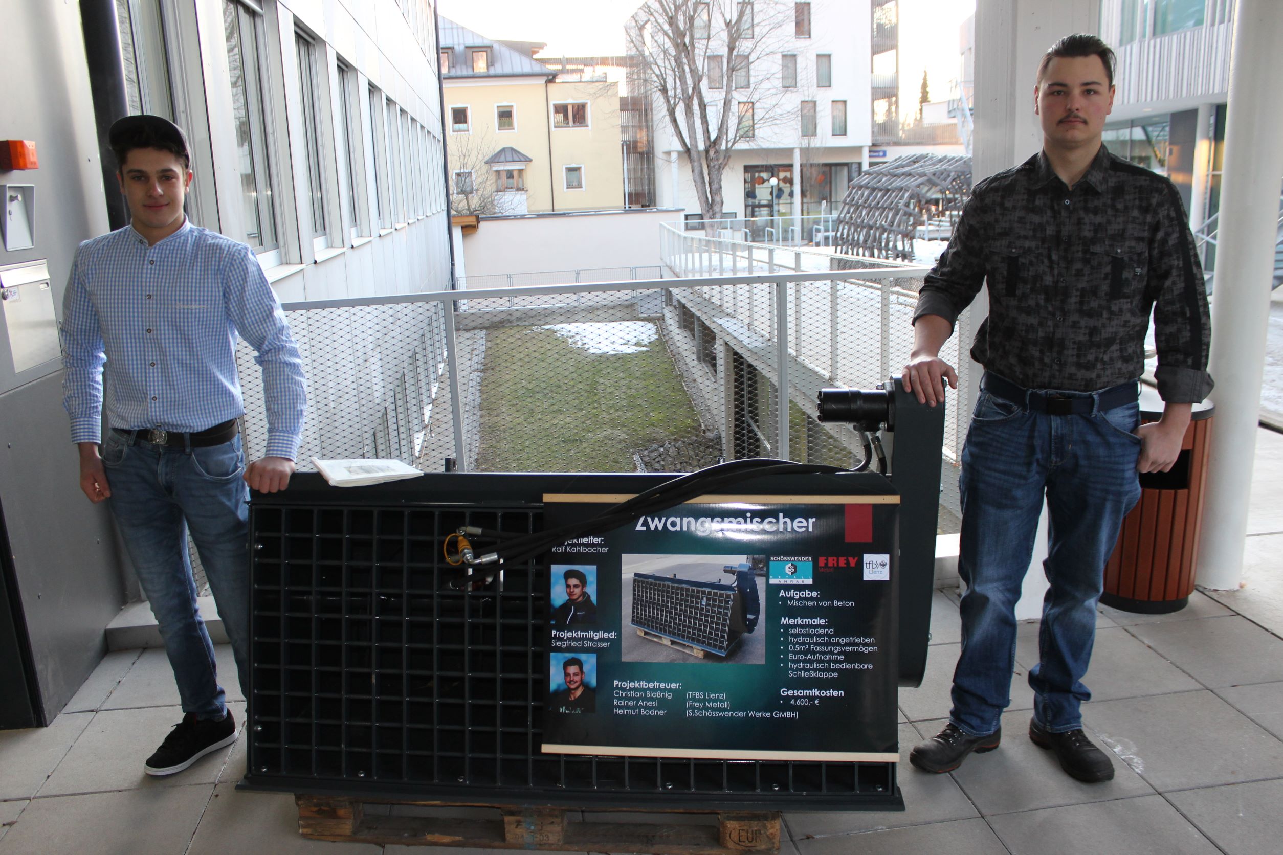 Strasser Siegfried (Lehrbetrieb Sch&ouml;sswender GmbH) und Projektleiter Ralf Kahlbacher (Lehrbetrieb Frey) wagten sich an ihr gro&szlig;es Abschlussprojekt &ndash; ein Zwangsmischer, mit dem man Beton mischen kann. Foto: FBS Lienz