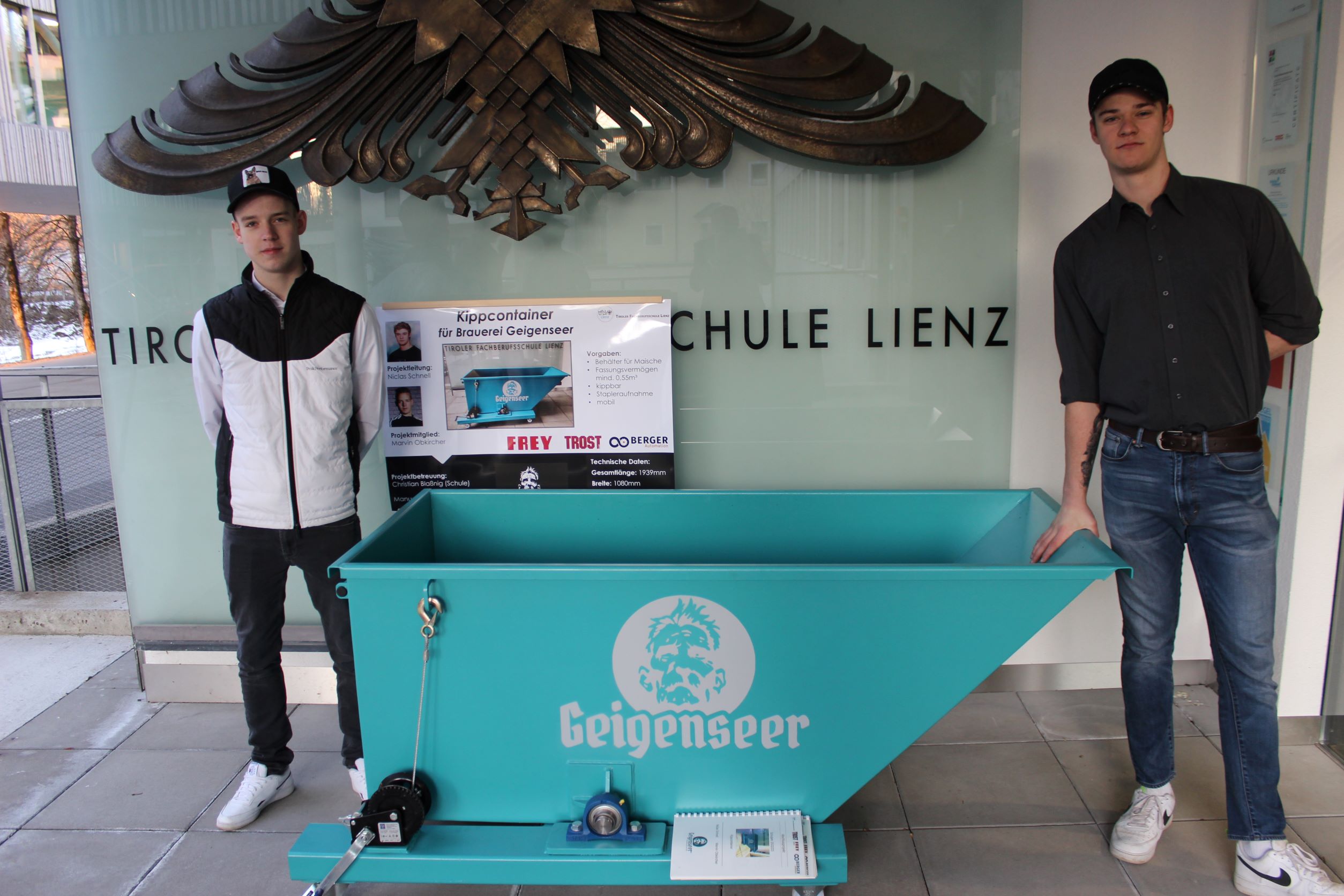 Marvin Obkircher (Lehrbetrieb Frey) und Niclas Schnell (Lehrbetrieb Trost) fertigten f&uuml;r die Privatbrauerei Geigenseer einen Kippcontainer. Der mintfarbene Container mit dem unverwechselbaren Geigenseer-Logo wird in Zukunft als Auffangbeh&auml;lter f&uuml;r die Bie