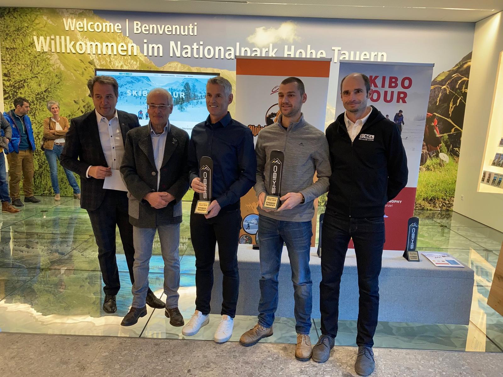 Hermann Webhofer und Damir Martinovic schafften bei der Skibo-Tour 2020 mehr als 9.000 H&ouml;henmeter und holten damit die Everest-Trophy, hier im Bild mit TVB-Obmann Franz Theurl, Werner Fr&ouml;mel (Alpinplattform) und Stefan Mutschlechner (Skiclub Lienz). Foto: