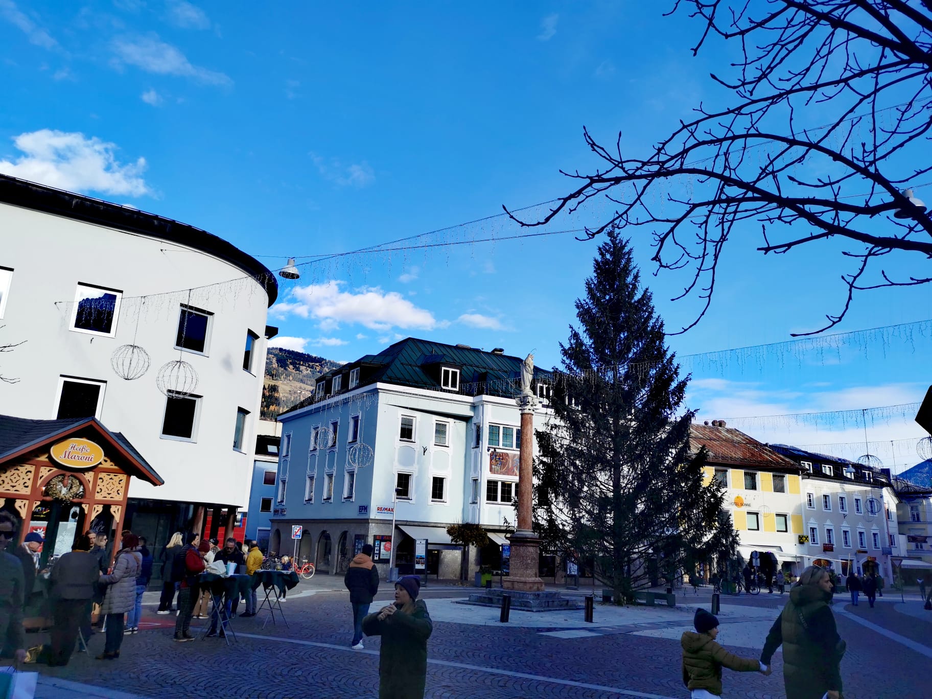 Auch am Johannesplatz steht schon ein Christbaum
