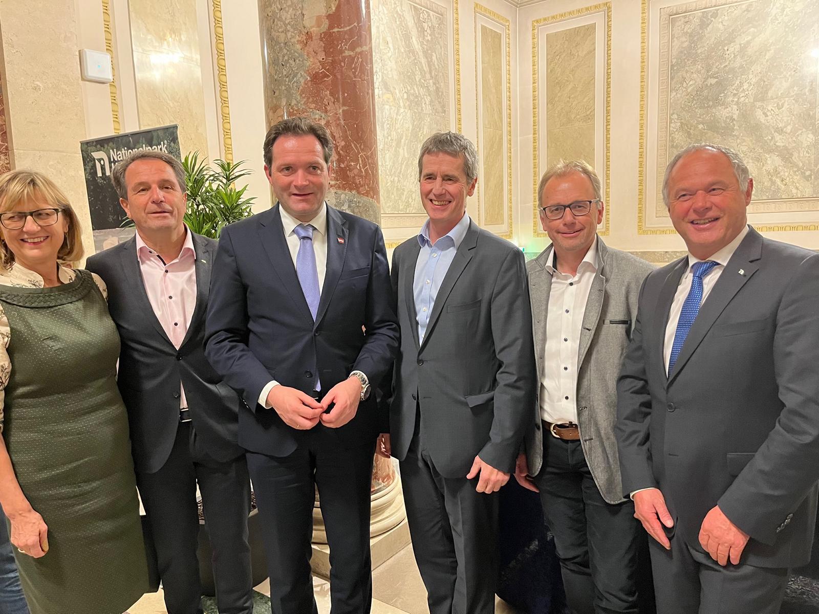 Der Einladung folgten zahlreiche Ehreng&auml;ste. Im Bild v.l. die ehem. WLV-Sektionschefin Maria Patek, TVB-Obmann Franz Theurl, BM Norbert Totschnig, Sektionschef (Umwelt) Christian Holzer, LAbg. Martin Mayerl, NPHT-Direktor Hermann Stotter. Foto: Brugger