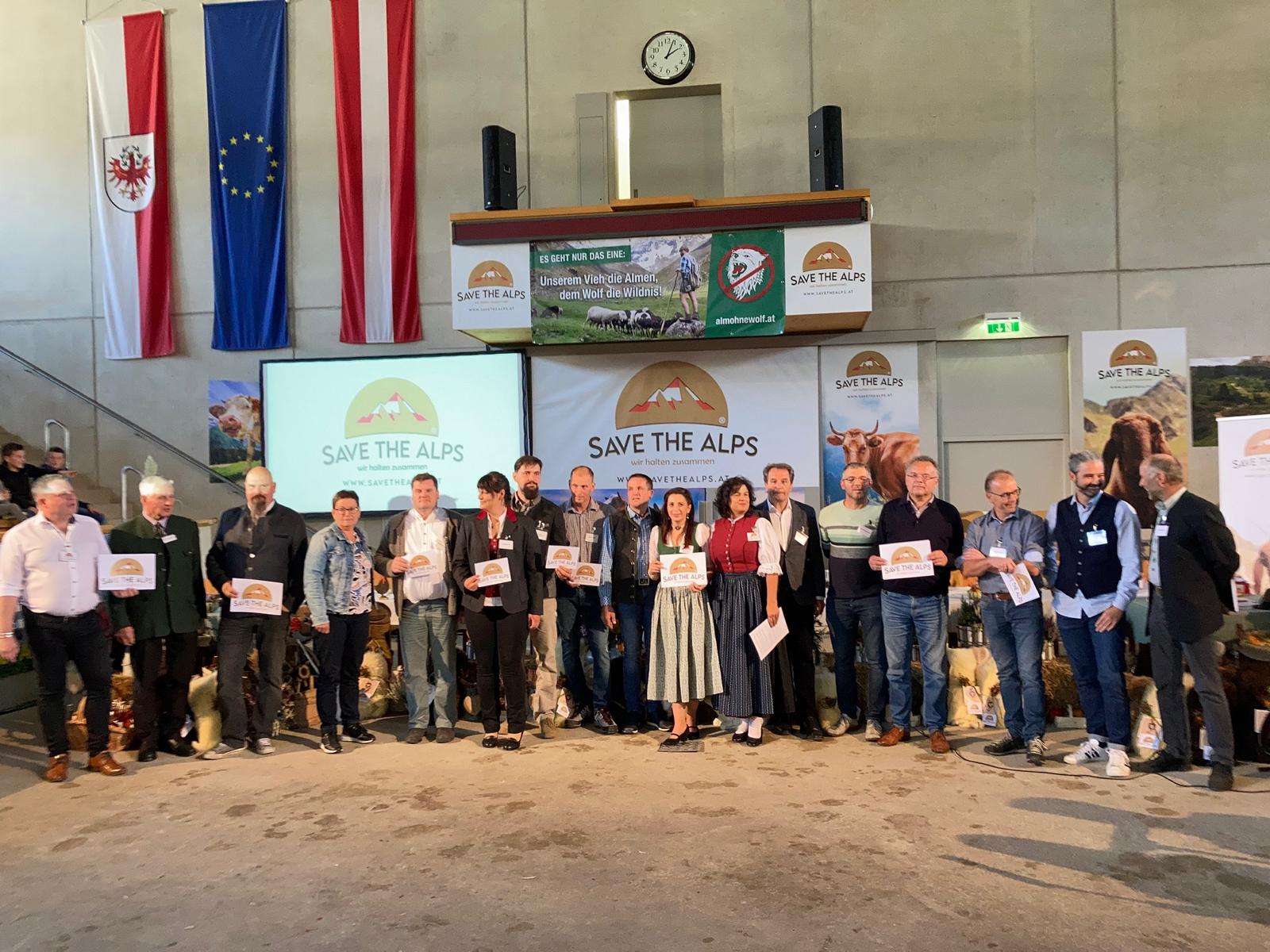 B&auml;uerinnen und Bauern, sowie Vertreter von Politik, Tourismus und J&auml;gerschaft nahmen an der Kundgebung teil. Foto: Stangl