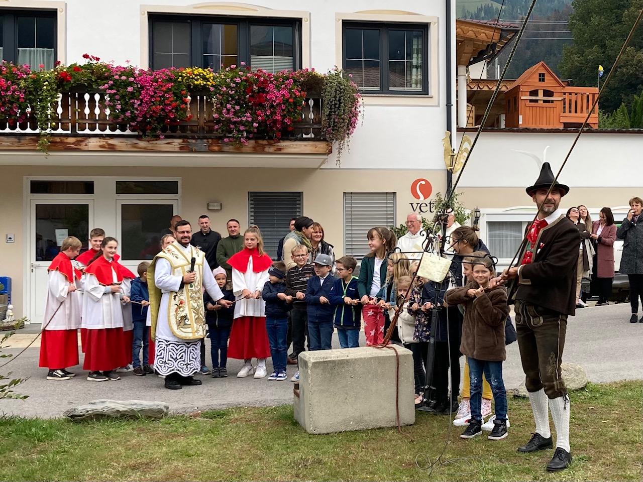 Die Jungscharkinder durften beim Aufziehen mithelfen. Foto: Stangl