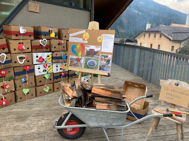 Sinnvolle Wiederverwertung: Freiwillige haben die alten Kirchendachschindeln aufgesammelt, N&auml;gel entfernt und Anfreuer-Holz geb&uuml;ndelt. Die Spendeneinnahmen flie&szlig;en wieder in die Sanierung. Foto: Stangl