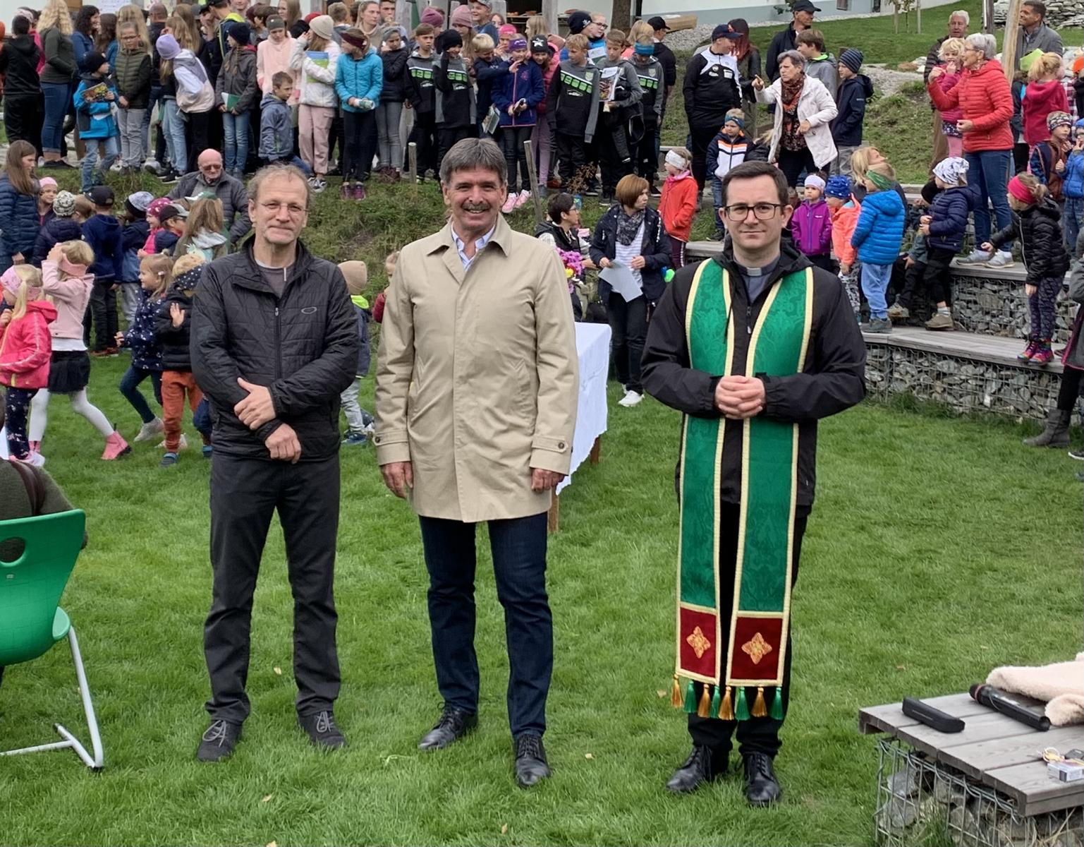 v.l.: Architekt Anton Mariacher, B&uuml;rgermeister Dietmar Ruggenthaler und Pfarrer Fritz Kerschbaumer auf dem neuen Au&szlig;enbereich des Bildungszentrums Virgen, Foto: Unterweger