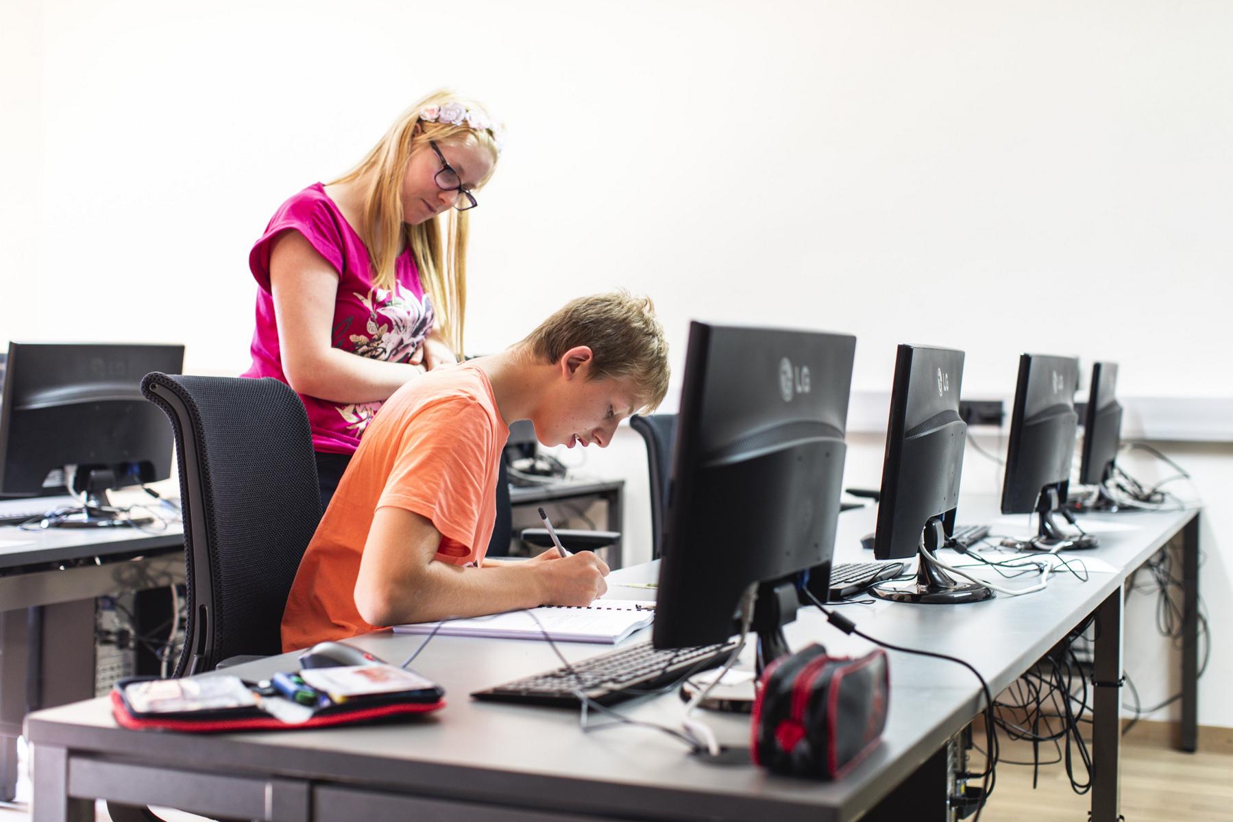 Bei Praxis- und Schulungsmodulen k&ouml;nnen Jugendliche erste Erfahrungen f&uuml;r die Arbeitswelt sammeln, Foto: Aufbauwerk