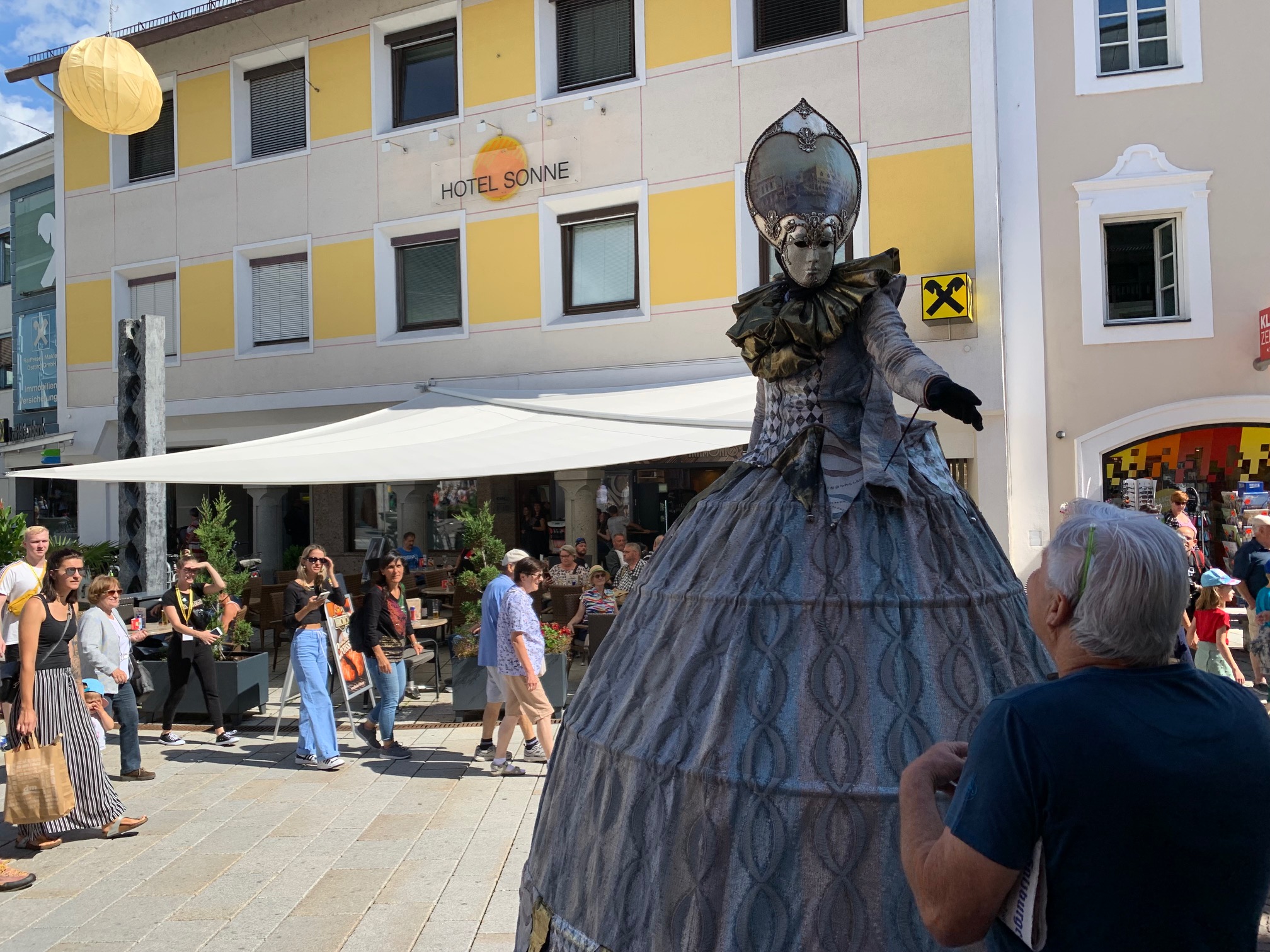 Harlekin als Walkact Foto: Unterweger