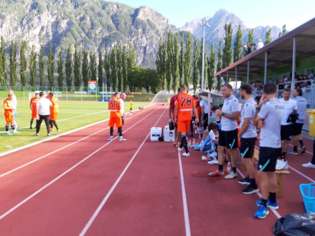 kurz vor Spielbeginn: Udinese Calcio (orange) trifft auf Rapid Lienz, Foto: Abart