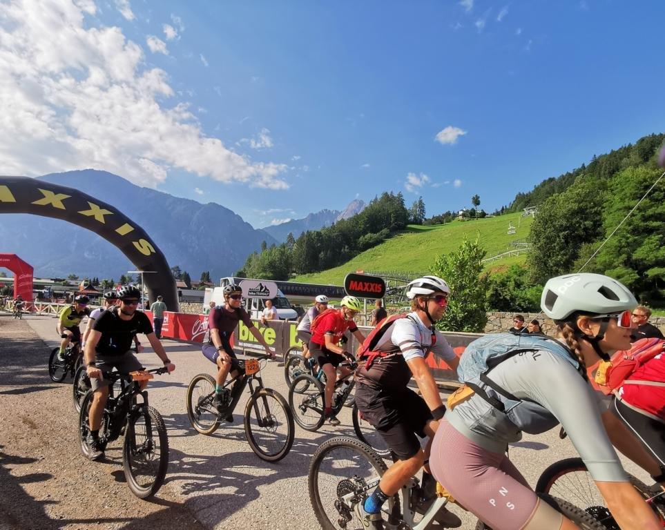 Freudige Gesichter der Teilnehmer*innen am Ende des Trosses