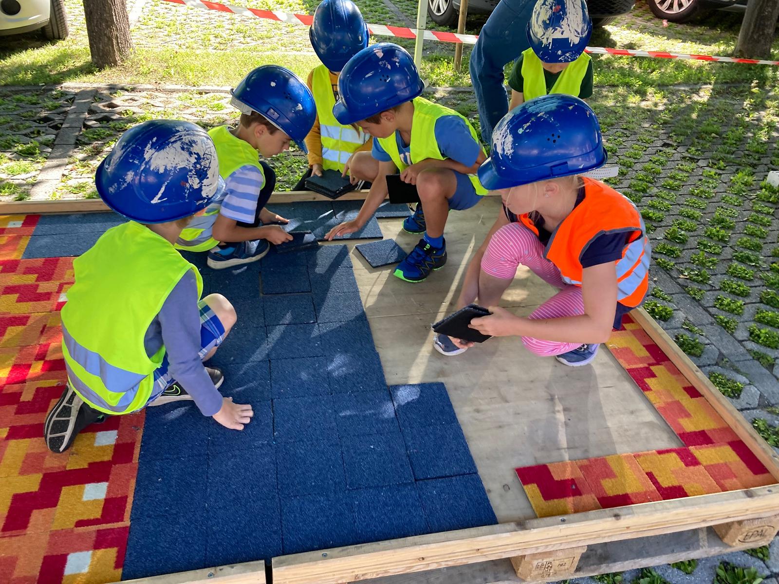 Flei&szlig;ige Teppich-LegerInnen. Foto: Stangl