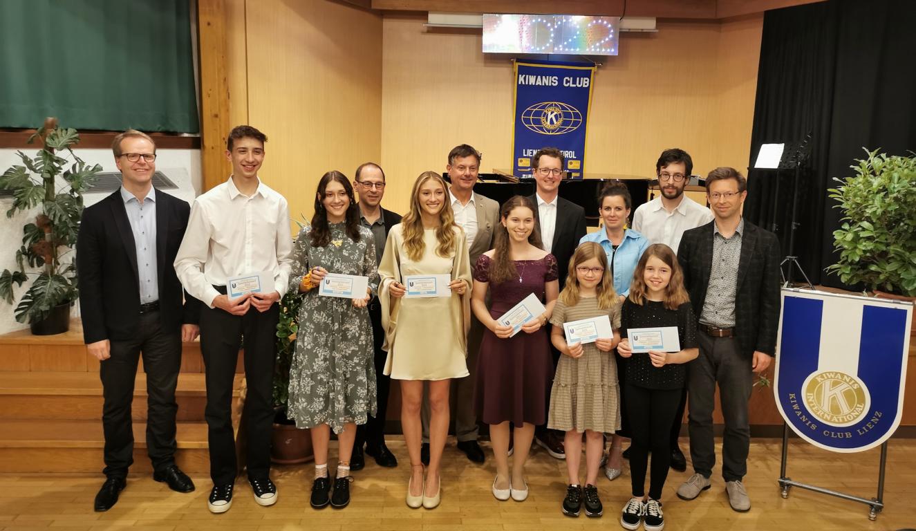 Die Preistr&auml;ger*innen mit ihren Lehrer*innen, Musikschulleitern und dem Kiwanis-Pr&auml;sidenten (in der Mitte)