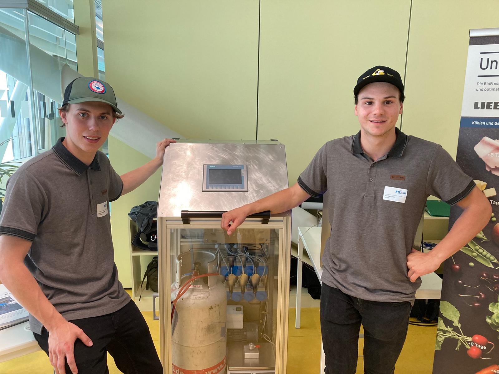 Raffael Grimm und David Stefan mit ihrer mobilen F&uuml;llstation f&uuml;r K&uuml;hlger&auml;te (Liebherr). Foto: Stangl