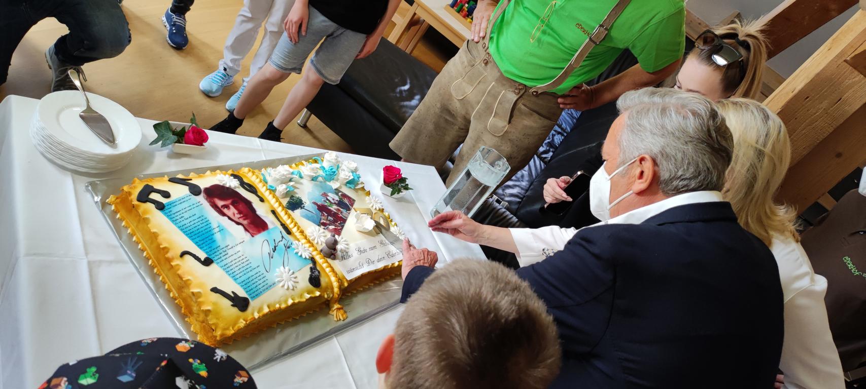 Roland Kaiser und seine Frau Silvia freuten sich sehr &uuml;ber die Geburtstagstorte, Foto: Egger