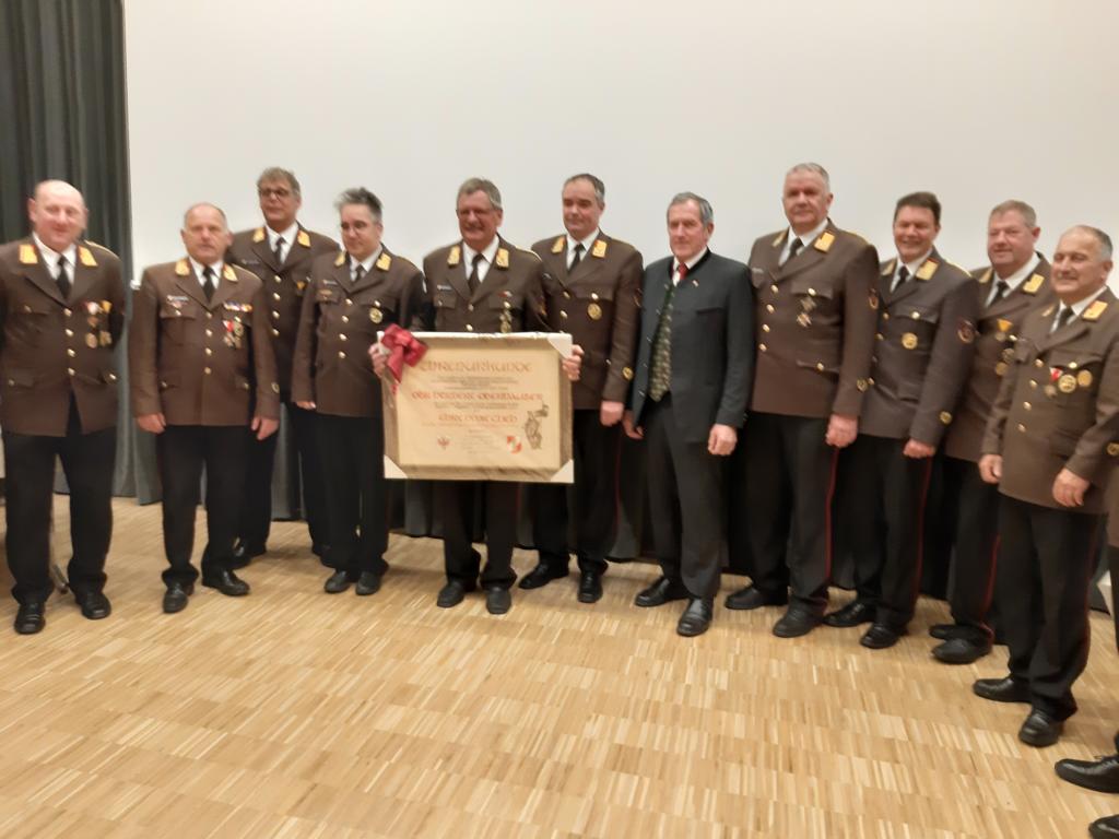 OBR Herbert Oberhauser wurde zum Ehrenmitglied im Bezirksfeuerwehrverband ernannt. Foto: Abart