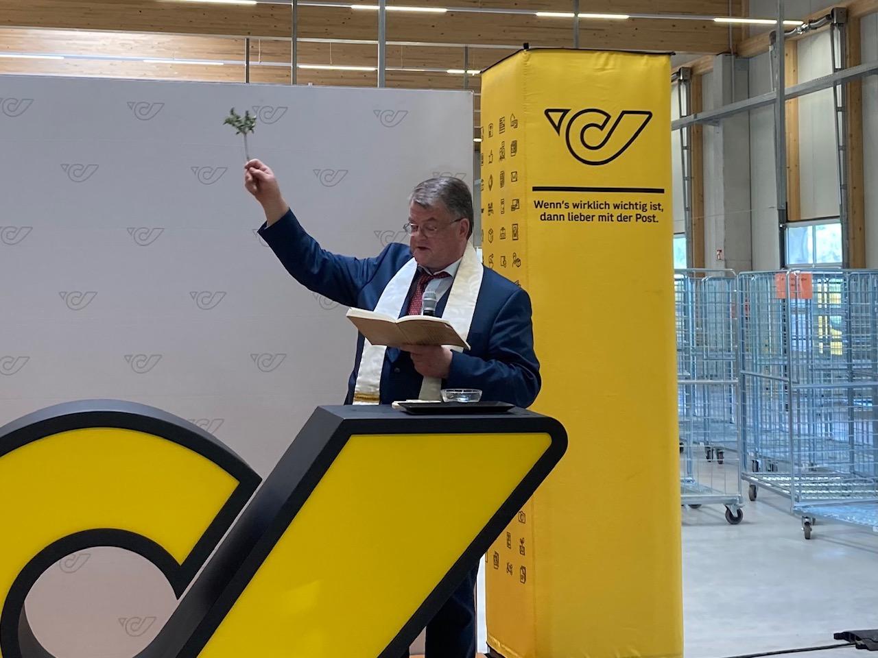 Pfarrer Bruno Decristoforo segnete die Halle. Foto: Stangl