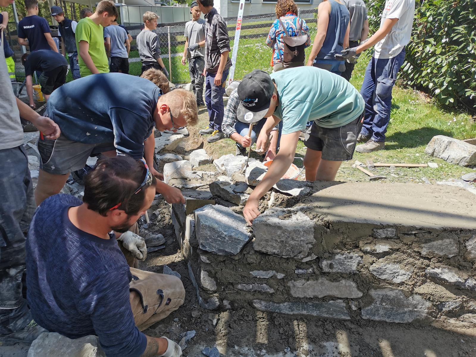 Am Freigel&auml;nde des Campus Lienz entstand ein kleines gemeinsames Bauwerk, Foto: Artinger