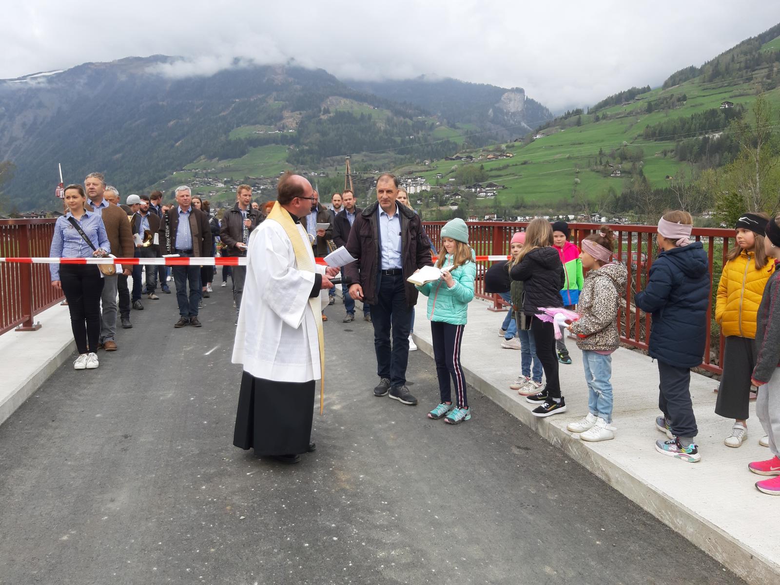 Dekan Ferdinand Pittl hat die neue Br&uuml;cke gesegnet. Foto Abart