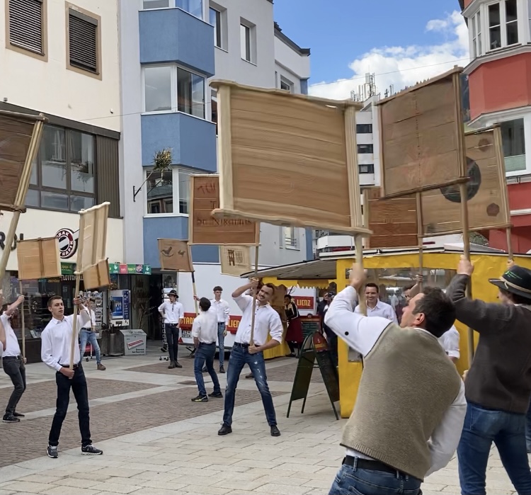 Die Ratscher aus Thurn am Stadtmarkt. Foto: Stangl