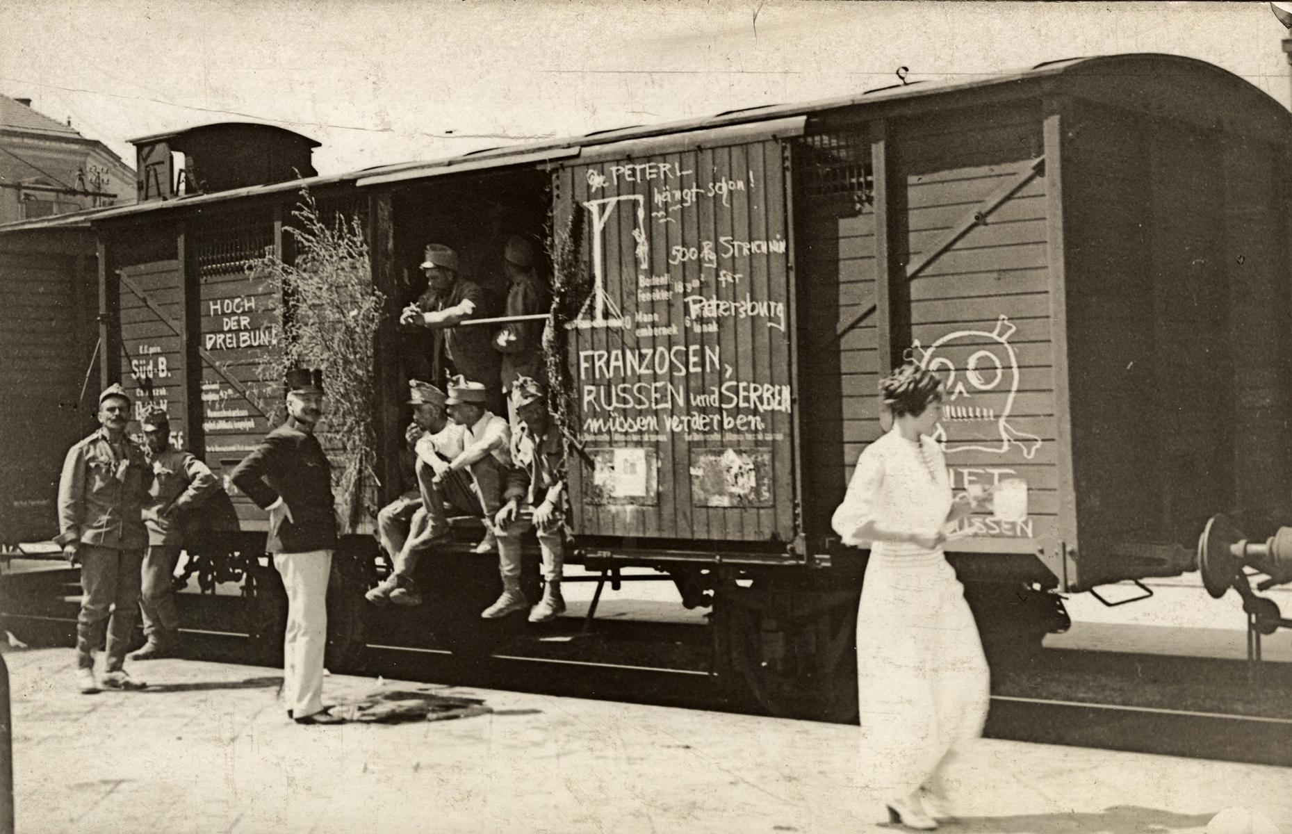 Abfahrt der k.u.k. Truppen vom Bahnhof Bozen nach Galizien, Jubelstimmung in den St&auml;dten &ndash; &bdquo;Augusterlebnis&ldquo; 1914 (Fotograf: Unbekannt; Sammlung Stadtarchiv Bozen &ndash; EWK, CC BY, B26277_124 &ndash; TAP)