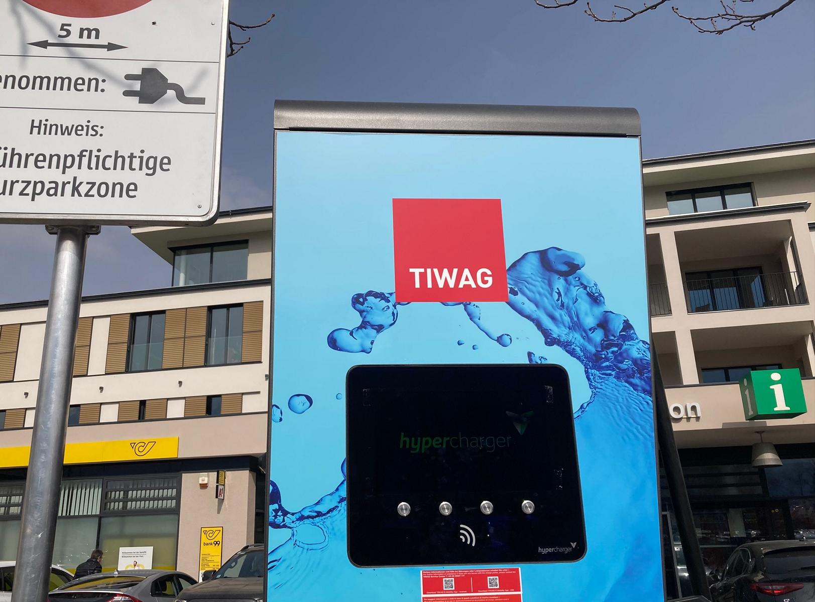 Die neue Schnell-Lades&auml;ule mit 2 Ladesteckern vor dem Tourismushaus. Foto: Stangl