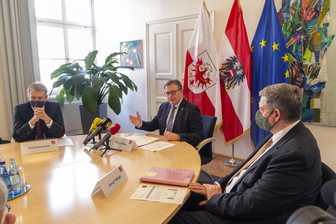 LH G&uuml;nther Platter mit TIWAG-Vorstandsvorsitzendem Erich Entstrasser und TIGAS-Gesch&auml;ftsf&uuml;hrer Georg Tollinger im Regierungssitzungszimmer im Landhaus in Innsbruck. Foto: Land Tirol/Die Fotografen