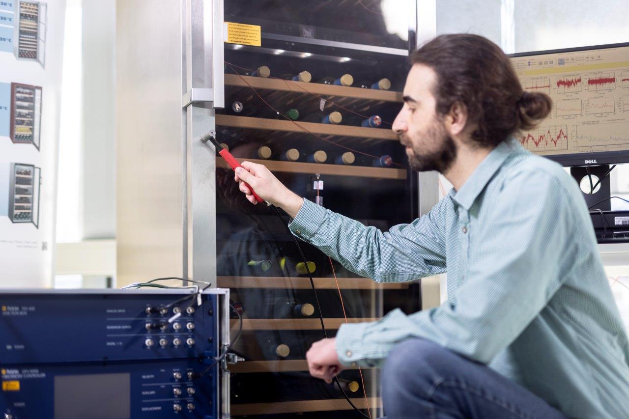 Wolfgang H&ouml;rtnagel misst Schwingungen am K&uuml;hlger&auml;t, Foto: Martin Lugger