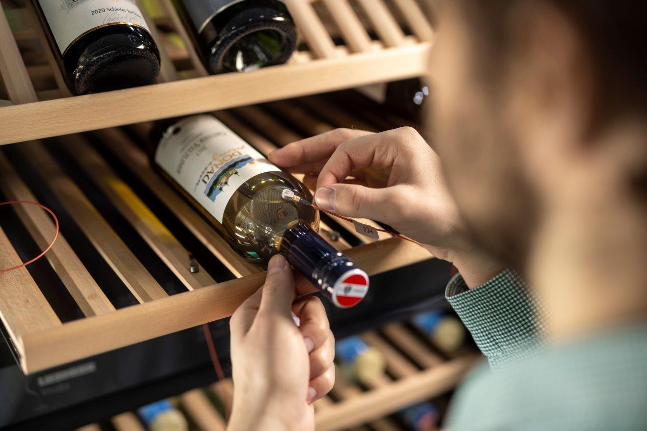 Schwingungsmessung an einer Weinflasche im K&uuml;hlger&auml;t, Foto: Martin Lugger