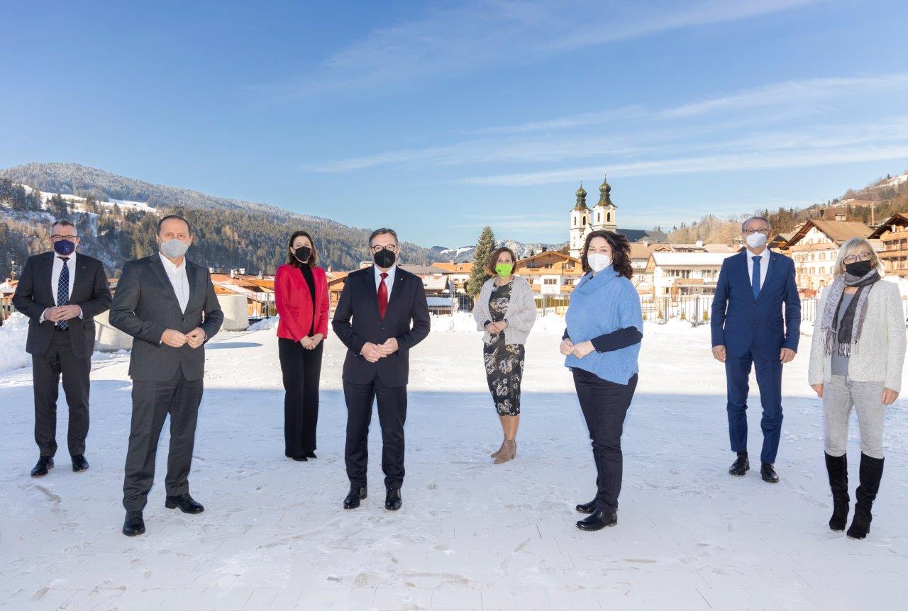 Die Tiroler Landesregierung bei der Regierungsklausur in Hopfgarten im Brixental. Foto: Land Tirol/Die Fotografen