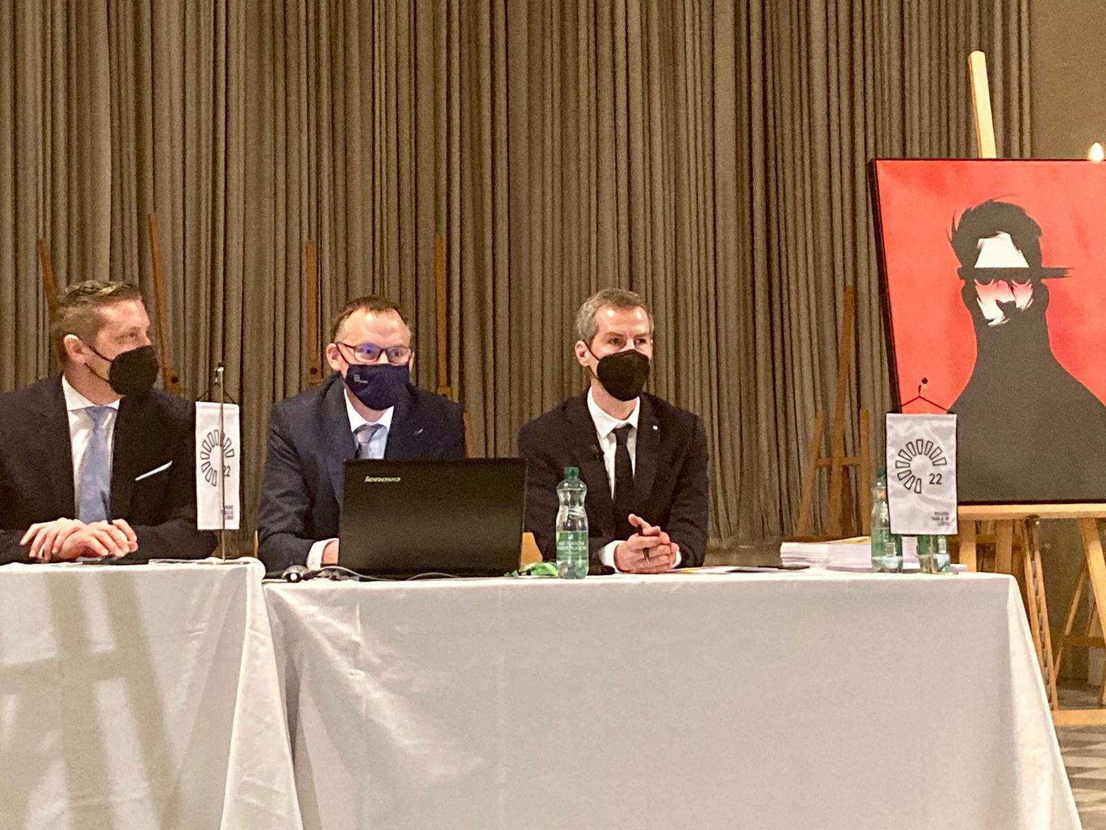 Christian Steininger, Klemens Kreuzer, Matthias Dapra neben einem Werk von GOLIF, Foto: Brugger