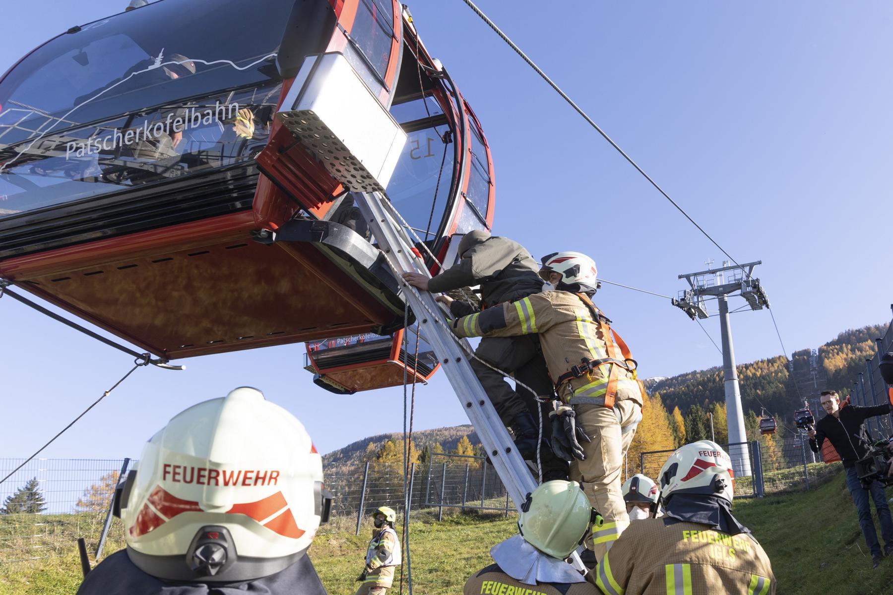 Die Feuerwehr hat zudem Menschen per Leiter aus einer Gondel geborgen, Foto: Land Tirol/Die Fotografen