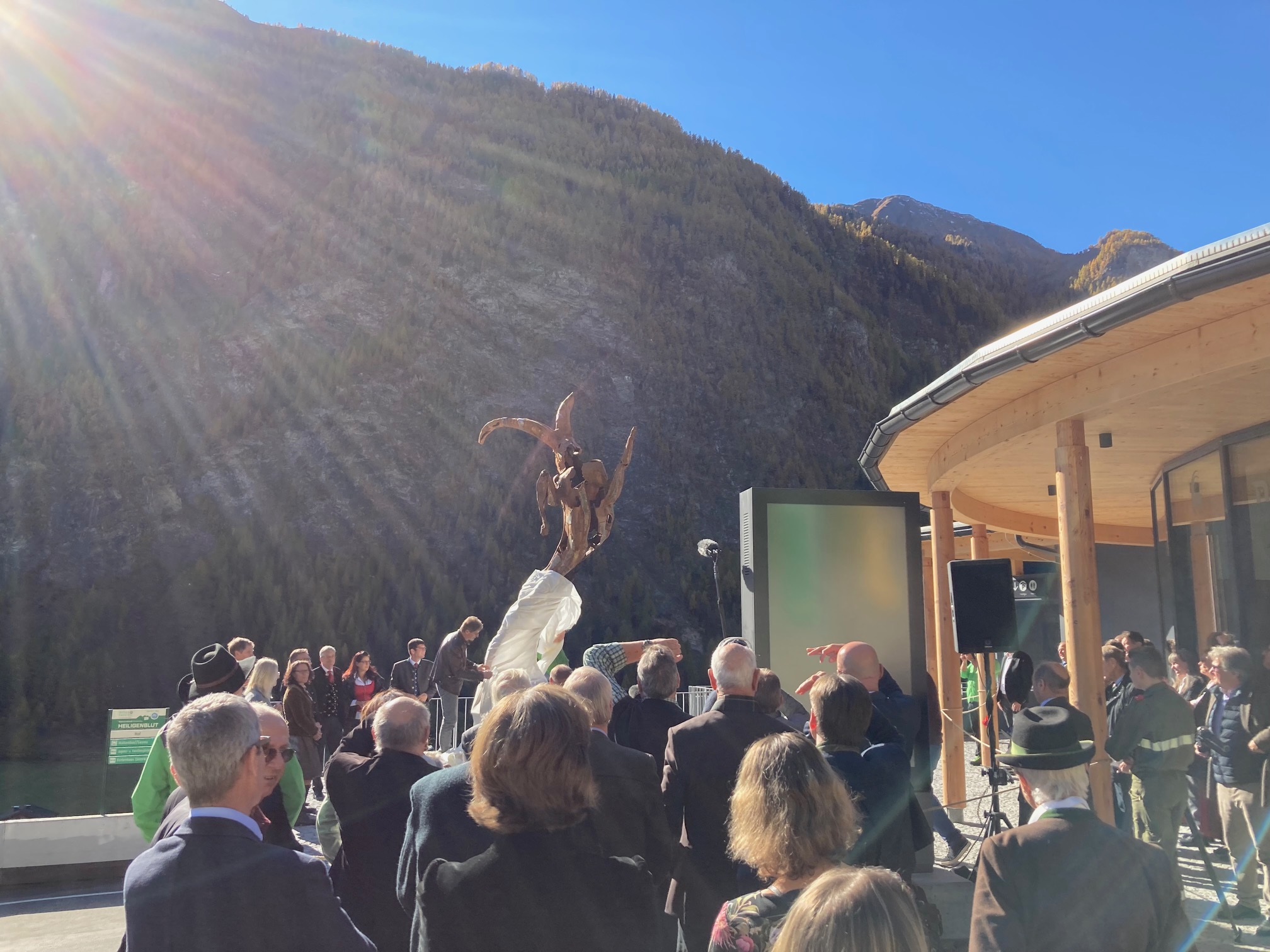 Die Skulptur wurde am 24. Oktober zum Festakt "50 Jahre Heiligenbluter Vereinbarung" enth&uuml;llt. Foto: Stangl