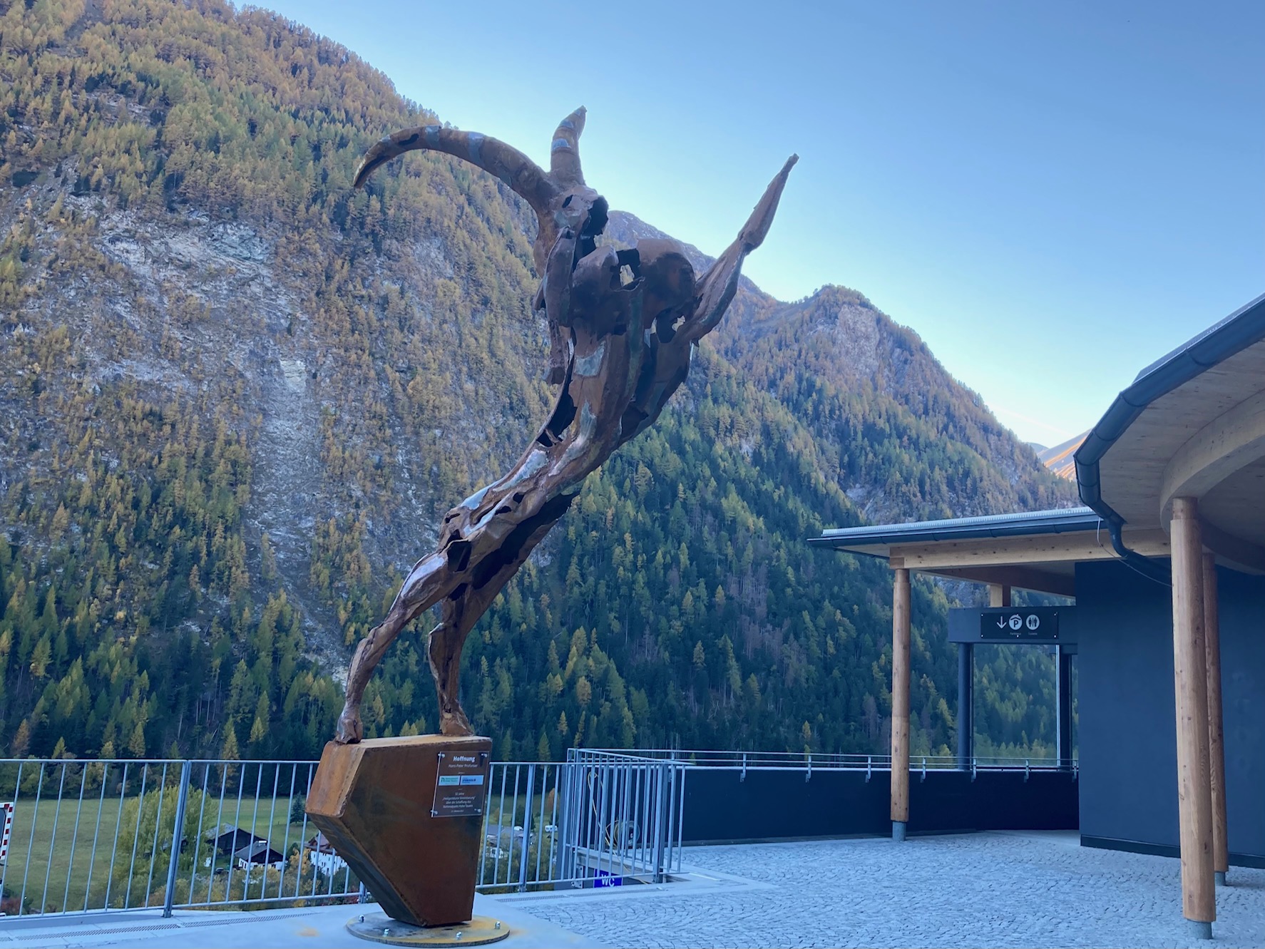 Die Skulptur von Hans-Peter Profunser ist 4,5 Meter hoch und rund 800 kg schwer. Foto: Stangl