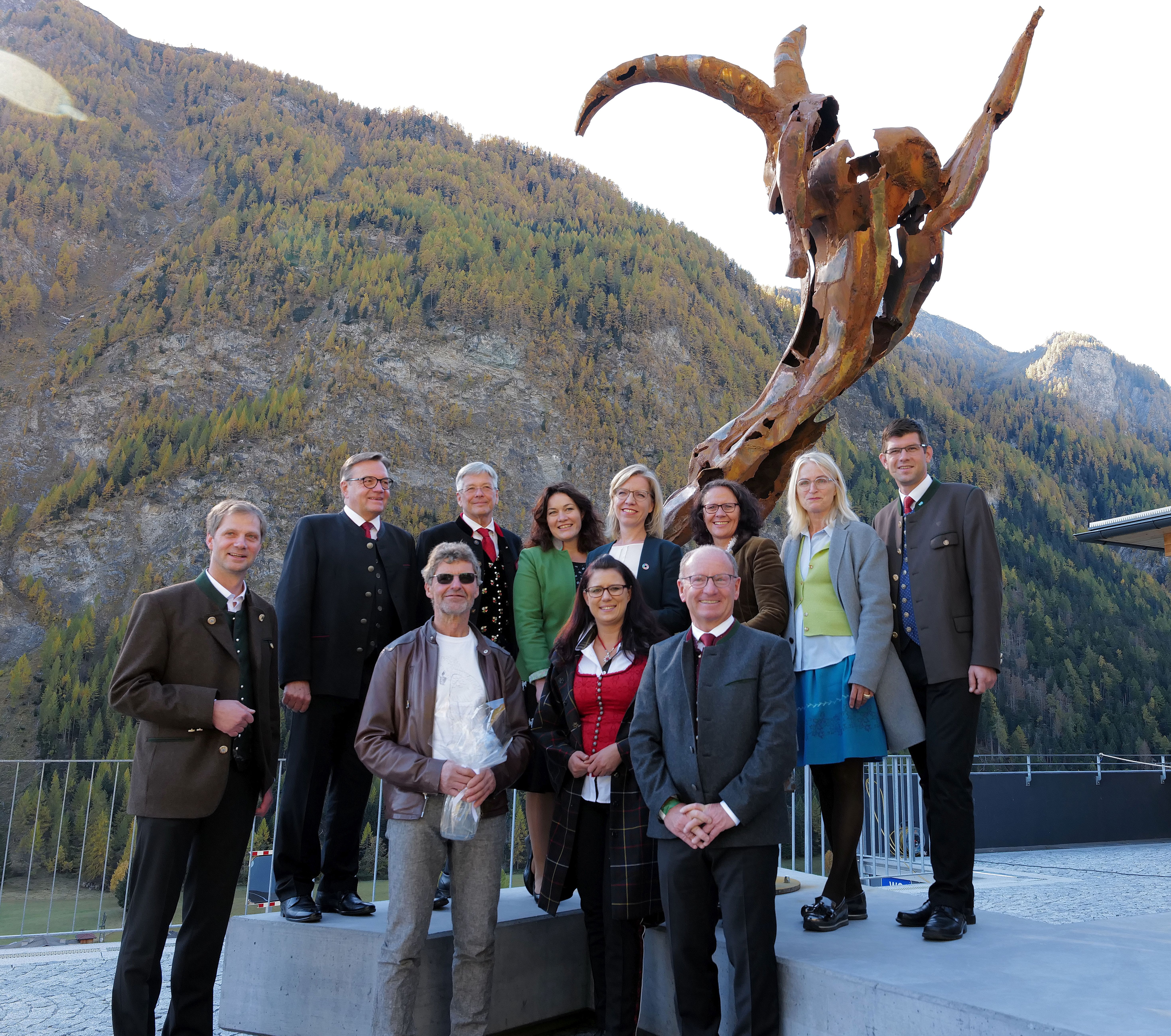 Beim Festakt in Heiligenblut LH G&uuml;nther Platter (2. v. li.) und LHStvin Ingrid Felipe (4. v. li.), Foto: LPD K&auml;rnten /H&ouml;her