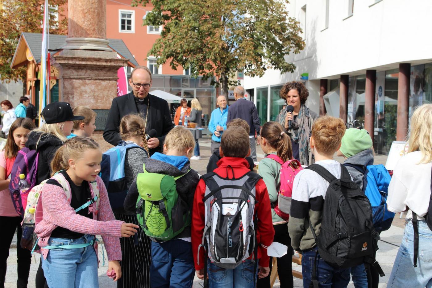 Mit MinistrantInnen im Gespr&auml;ch. Foto: Di&ouml;zese Ibk