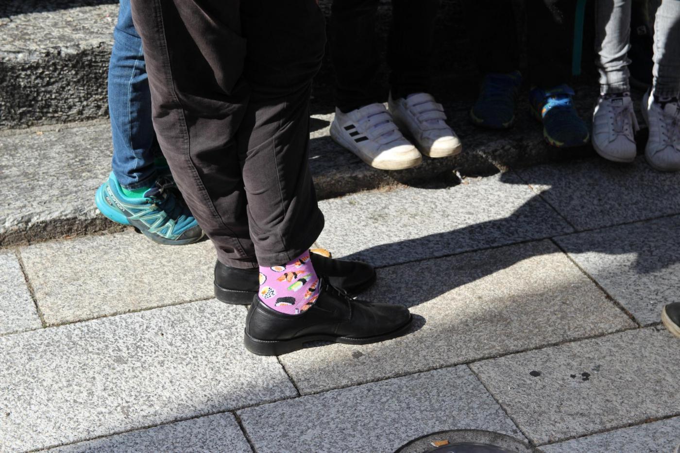 Verwirrspiel mit der Sockenfarbe des Bischofs. Foto: Di&ouml;zese Ibk