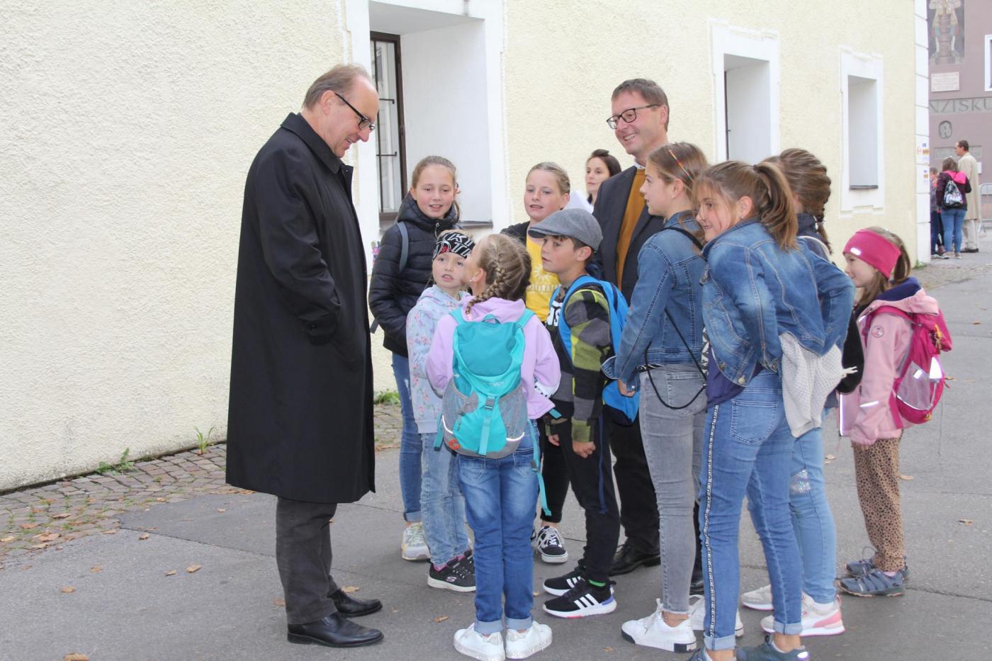 Begegnung mit dem Bischof. Foto: Di&ouml;zese Ibk/Varga