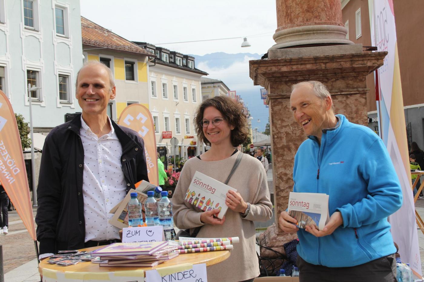 Der Tiroler Sonntag pr&auml;sentiert sich. Foto: Di&ouml;zese Ibk/Varga