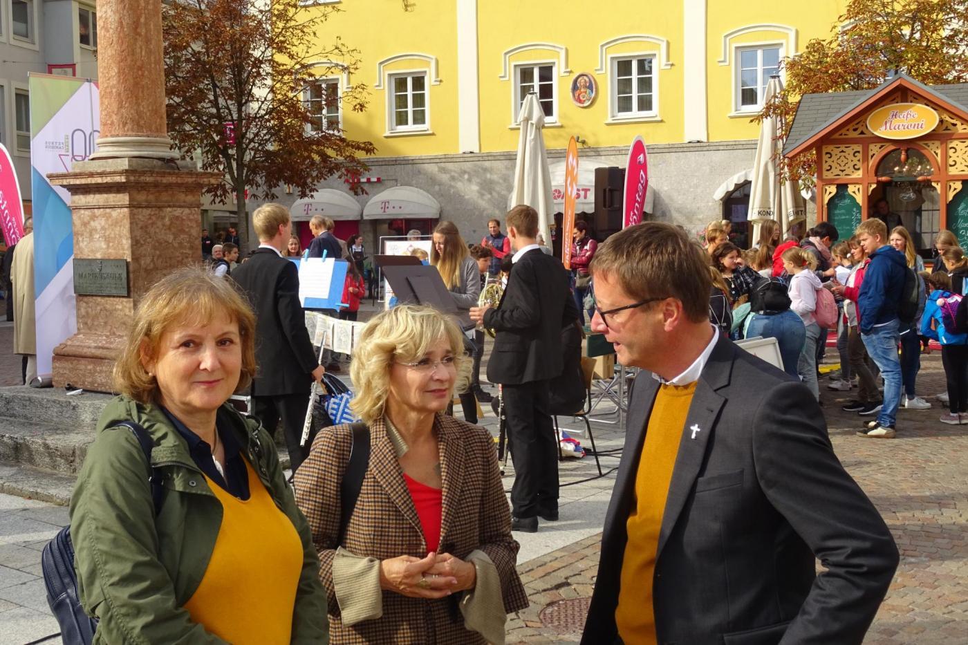 Gabriele Lehner (BHO), Bgm. Elisabeth Blanik und Dekan Franz Troyer. Foto: Di&ouml;zese Ibk/Webhofer