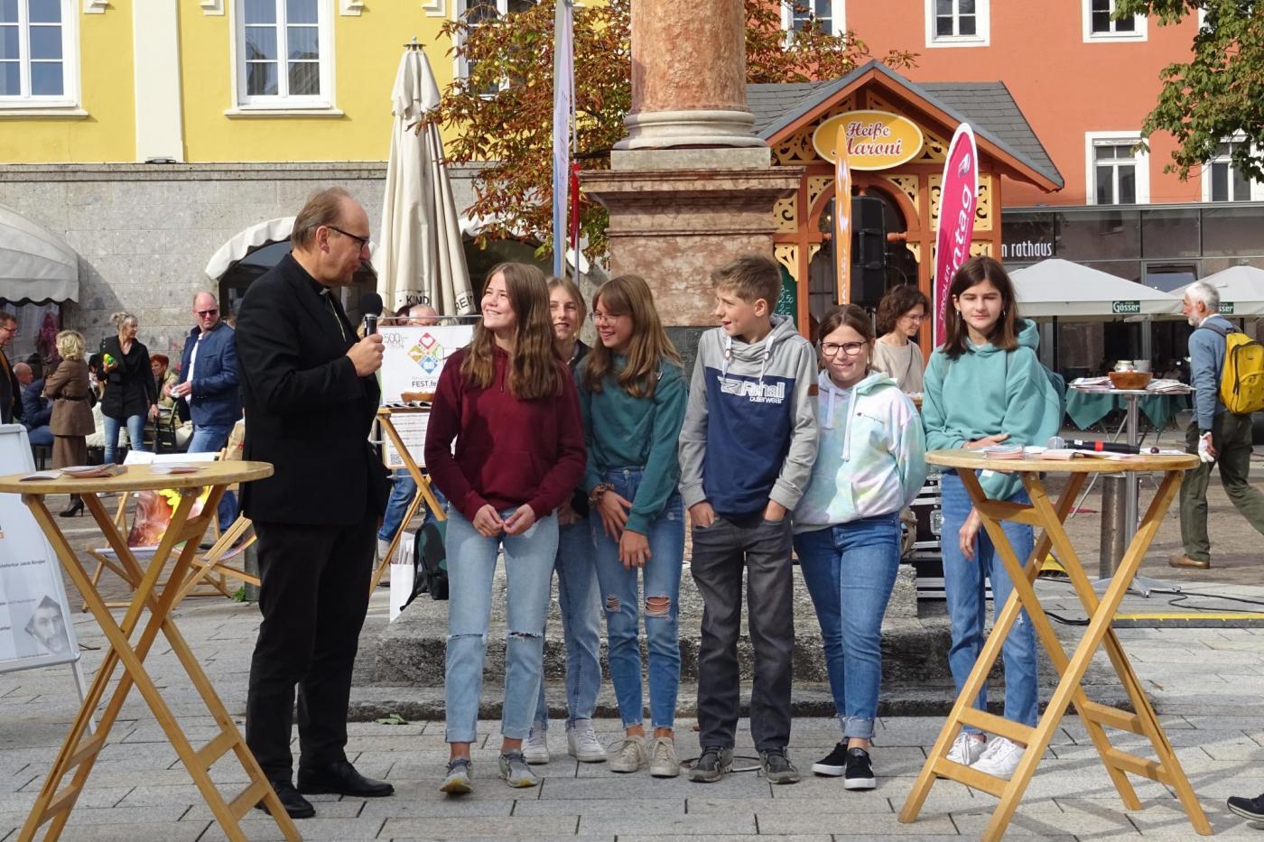 Ministrantinnen im Gespr&auml;ch mit dem Bischof. Foto: Di&ouml;zese Ibk/Webhofer