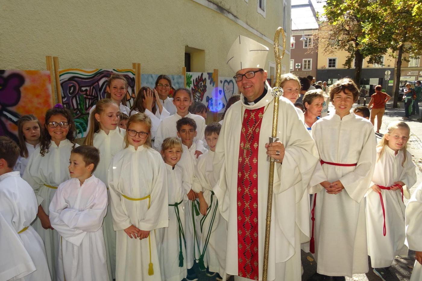 Auf dem Weg zum Festgottesdienst. Foto: Di&ouml;zese Ibk/Webhofer