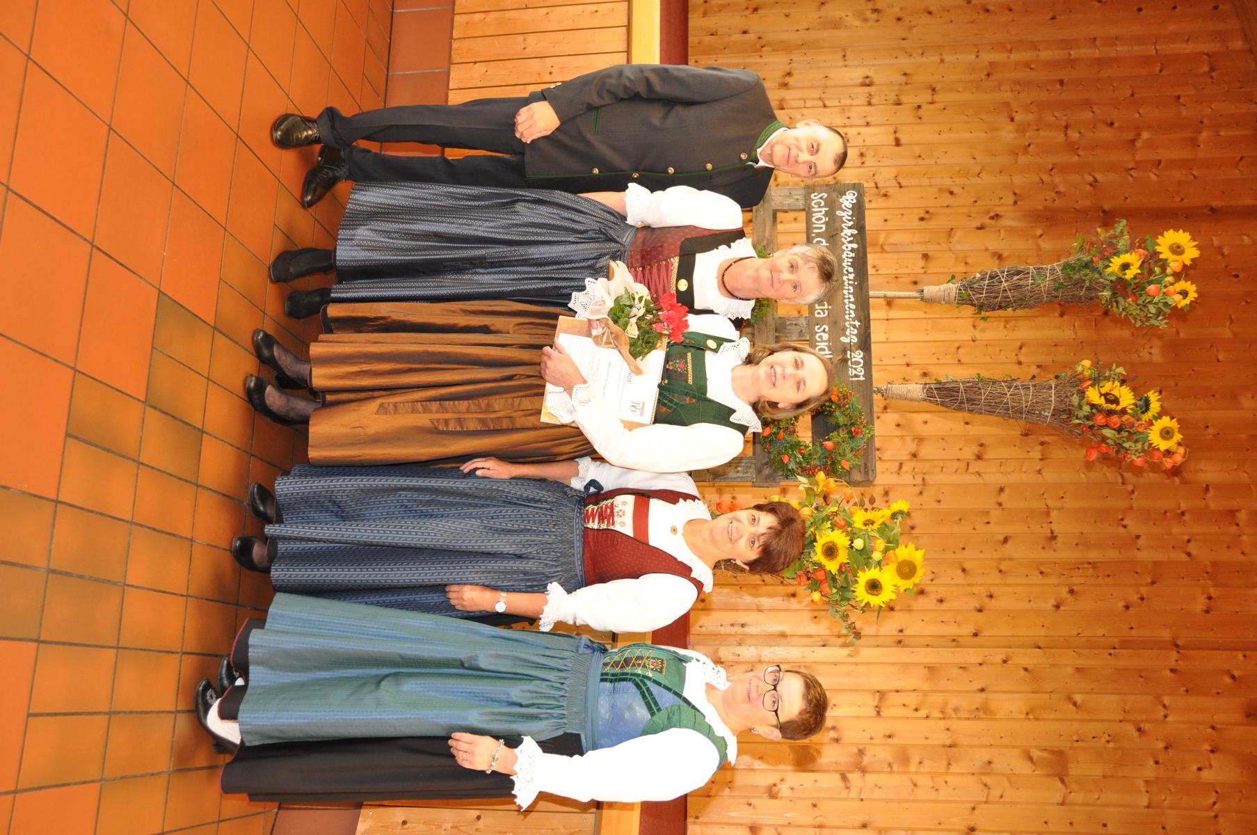 Die goldene Ehrenbrosche hat die ehemalige Amlacher Ortsb&auml;uerin Monika Unterluggauer erhalten. Foto: Georg Steidl