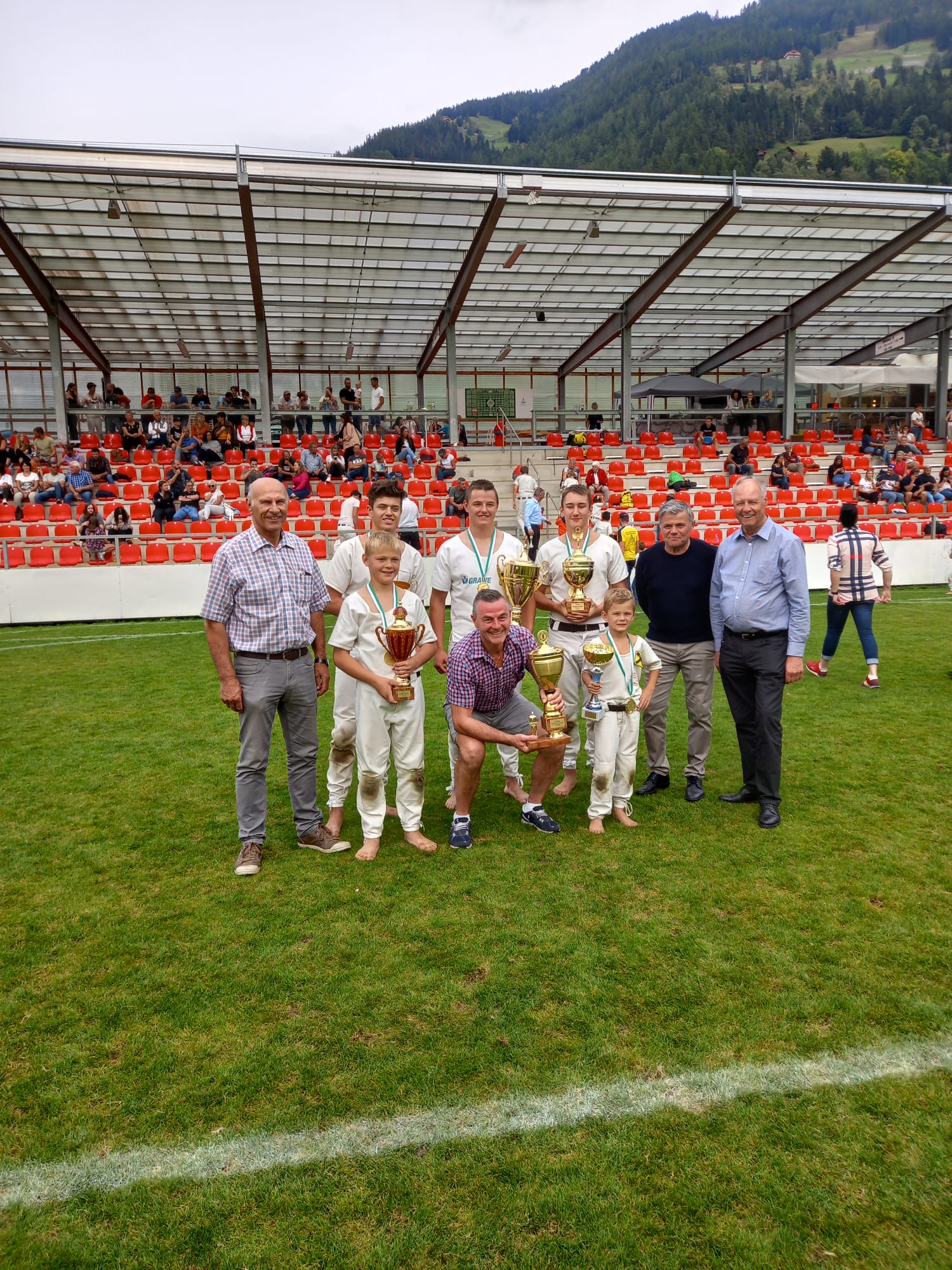 Landesobmann Peter Steiner ,ASV&Ouml; Bezirksobmann Georg N&ouml;ckler, Union Bezirksobmann Josef Ganzer freuten sich            &uuml;ber sechs Meistertitel hinten links: Simon Lang, Kevin Holzer, Finn Rowain,           vorne links: Gabriel Mariner , Trainer und Sektio