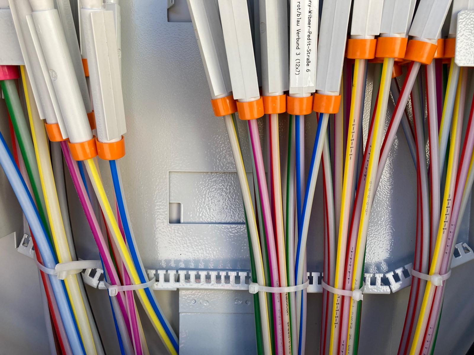 Innenleben einer Glasfaser-Anschlussstation, Foto: Stangl