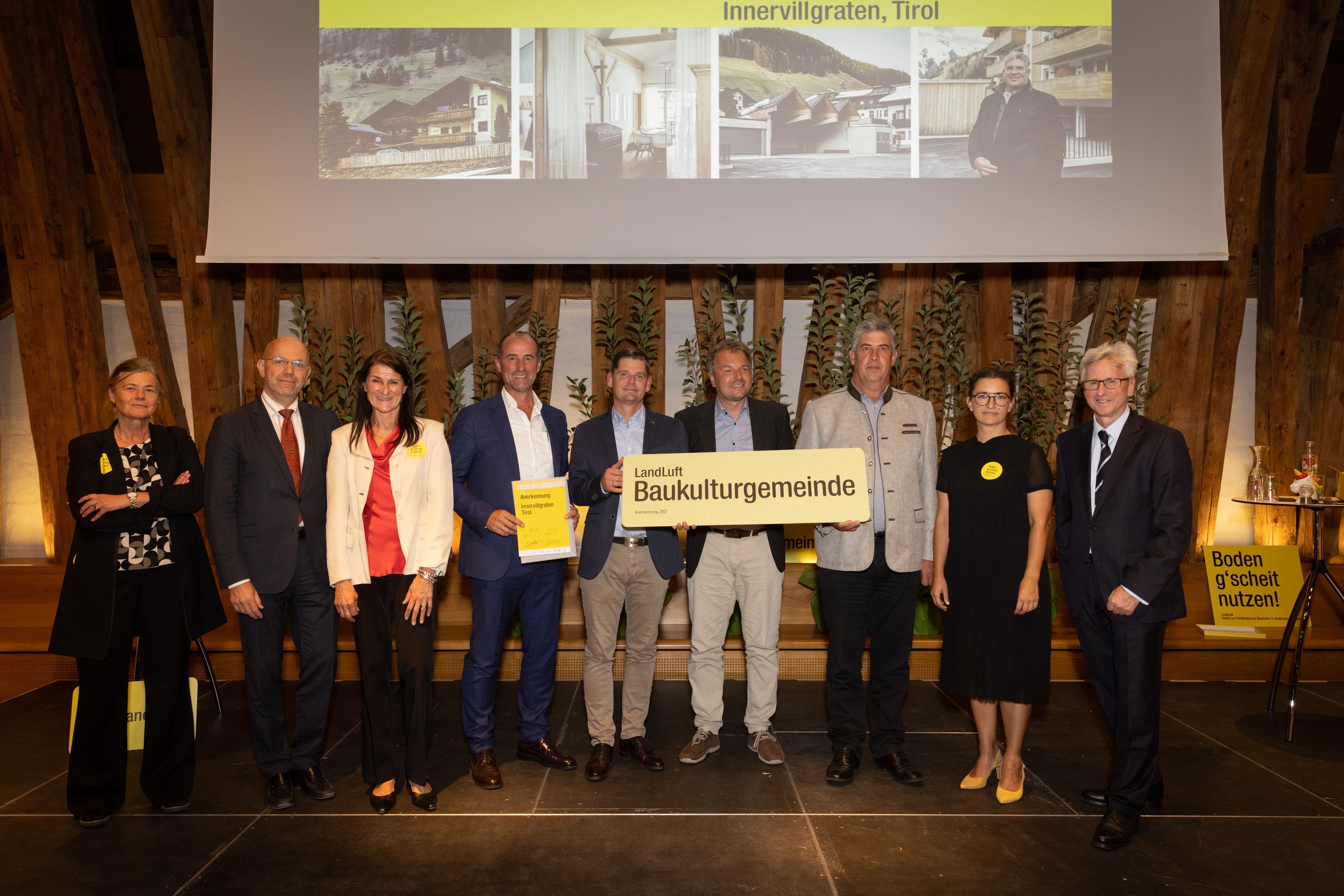 Vertreter der Gemeinde Innervillgraten mit der LandLuft-Jury. Foto: Landluft/ESEL