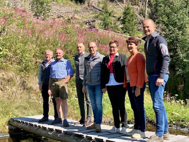 Bezirksstellenleiter Martin Diemling, Betriebsf&uuml;hrer Glanzhof G&uuml;nther Blassnig, Bezirksobmann Konrad Kreuzer, LAbg. und Kammervorstand Martin Mayerl, Bezirksb&auml;uerin Karin Huber, Vizepr&auml;sidentin Helga Brunschmid, Pr&auml;sident Josef Hechenberger, Foto. Brugger