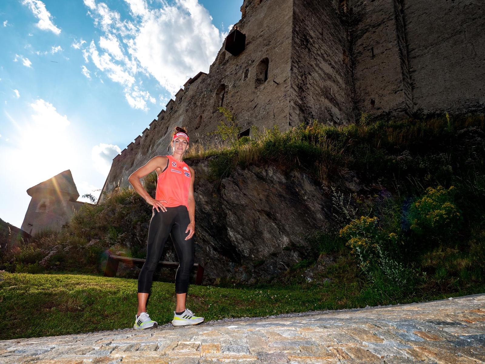 Janine Flock st&uuml;rmt die Burg Heinfels. Foto: Dr. Martin B&uuml;rgler
