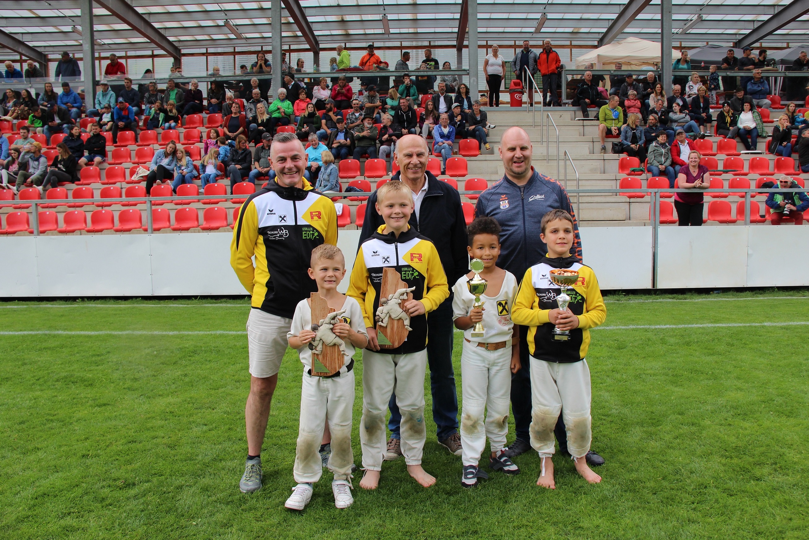 Topleistung der Sch&uuml;lerranggler: vorne links: Liam Rowain, Gabriel Mariner, Julian Rainer, Michael Mariner hinten: SL Franz Holzer ,LO Peter Steiner, Unionobmann Natalis Ganzer. Foto: Union Matrei