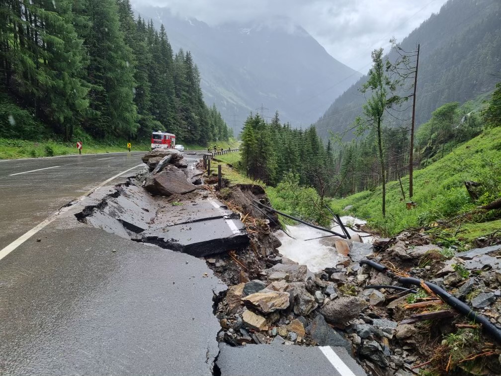 Teil der Felbertauernstra&szlig;e wurde untersp&uuml;lt. Foto: Feuerwehr Matrei